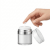 Airless Tiegel 50 ml mit hygienischem Pumpsystem bei der entnahme