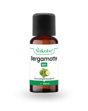 10ml Flasche Bergamotte Bio ätherisches Öl auf weißem Hintergrund