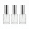 Eckige Glasflasche 30 ml mit weißem Pumpzerstäuber und silberner Schutzkappe