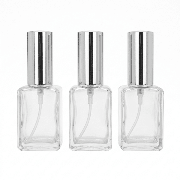 Eckige Glasflasche 30 ml mit weißem Pumpzerstäuber und silberner Schutzkappe