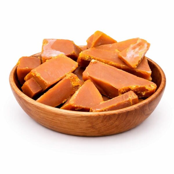 jasminwachs in einer holzschale