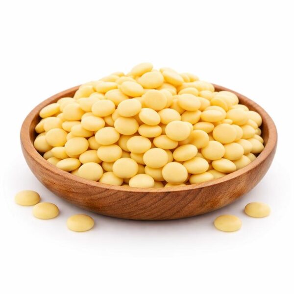 kakaobutter pellets in einer holzschale