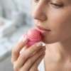 lippenpflegekugel beim auftragen