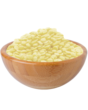 Eine Holzschale mit natürlichem Myricawachs in Form kleiner, gelber Perlen auf einem hölzernen Untergrund, ideal für die Seifenherstellung und Naturkosmetik.