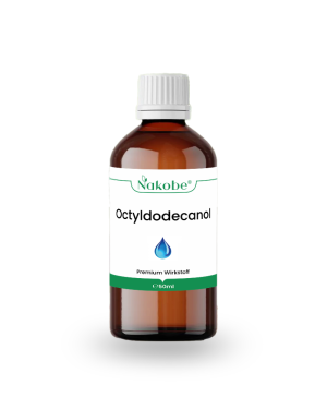 Eine klare Flüssigkeit in einem Glasfläschchen, die Octyldodecanol darstellt, ein Inhaltsstoff in der Kosmetikindustrie, verwendet in Feuchtigkeitscremes und Lippenpflegeprodukten.
