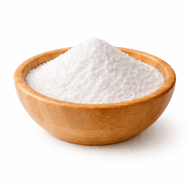 Feines weißes Pulver aus S-Acetyl Glutathione in einer Holzschale auf weißem Hintergrund