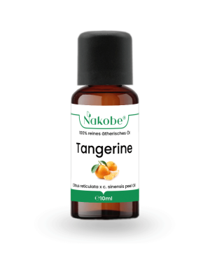 Flasche mit Tangerine ätherischem Öl auf hellem Hintergrund